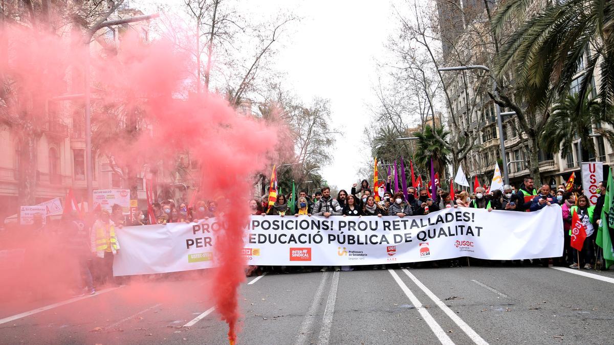 Un pot de fum vermell a la capçalera de la manifestació educativa