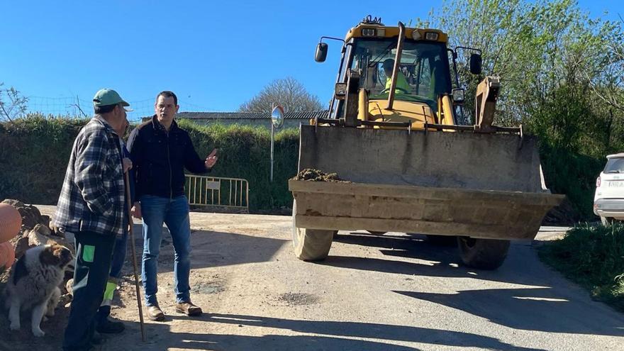 El edil de Obras de Lalín, José Cuñarro, ayer durante la visita a los trabajos.