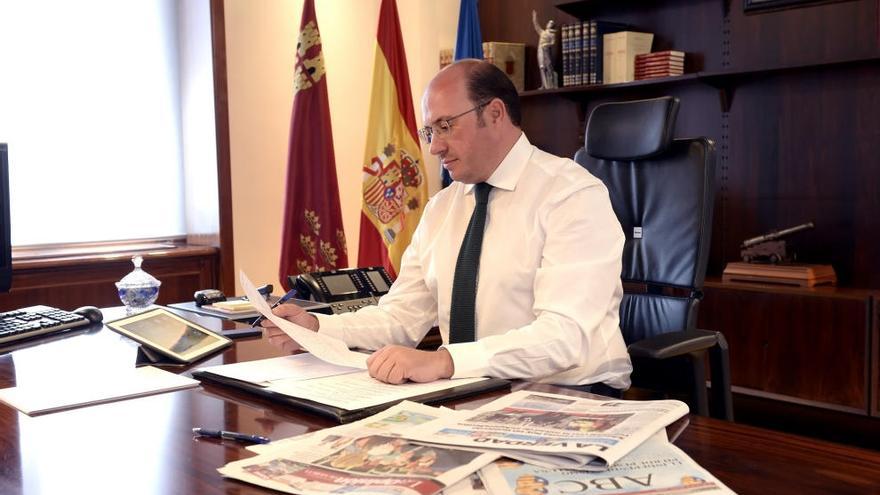 Pedro Antonio Sánchez revisa documentos en su despacho del Palacio de San Esteban en uno de sus primeros días como presidente de la Comunidad Autónoma.