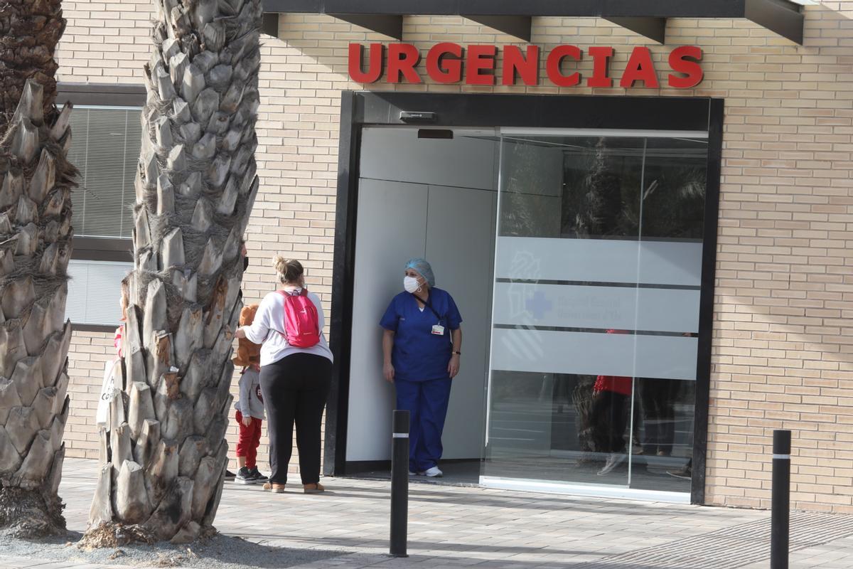 Puerta de Urgencias del Hospital General de Elche , en una imagen de archivo.