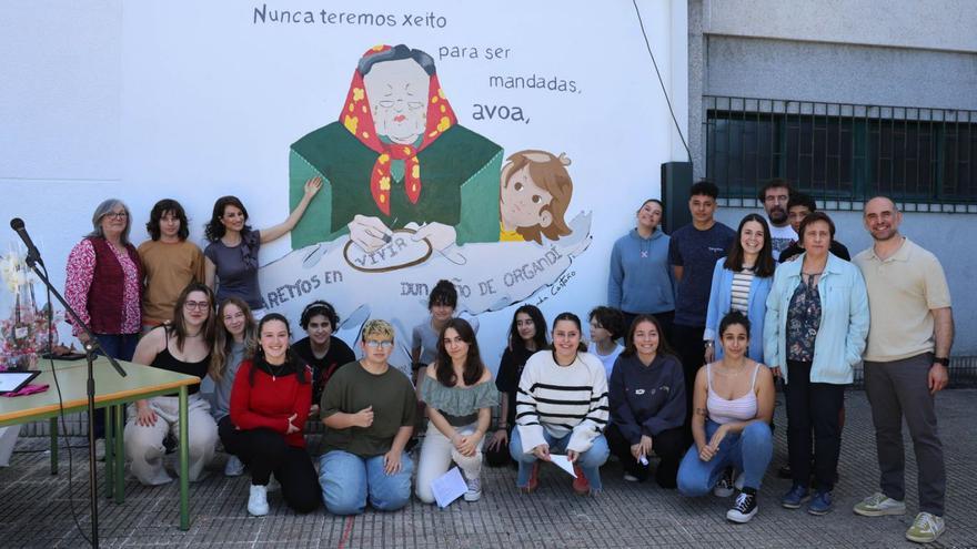 A poeta Yolanda Castaño estrea mural no instituto de Chapela | ALBA VILLAR