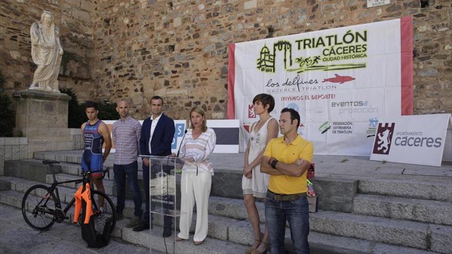 El IV Triatlón reúne a 200 deportistas este sábado