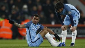 Gabriel Jesús antes de retirarse del campo junto a su compañero David Silva