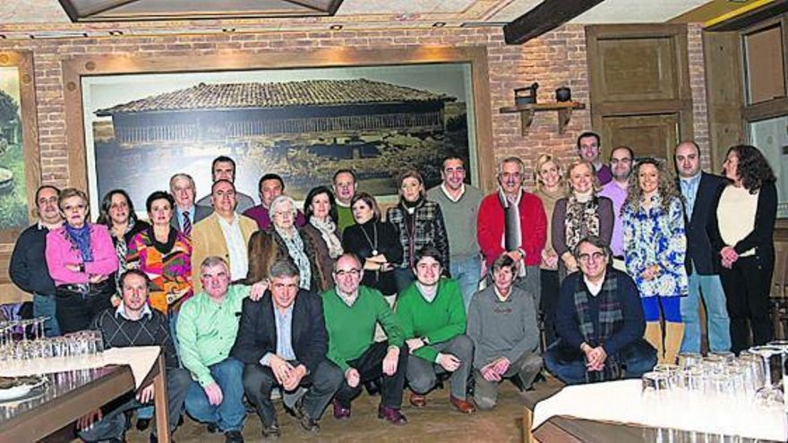 espicha. El PP de Carreño (en la foto, afiliados y simpatizantes con dirigentes regionales) celebró el viernes una espicha para reconocer la labor de sus interventores y apoderados.