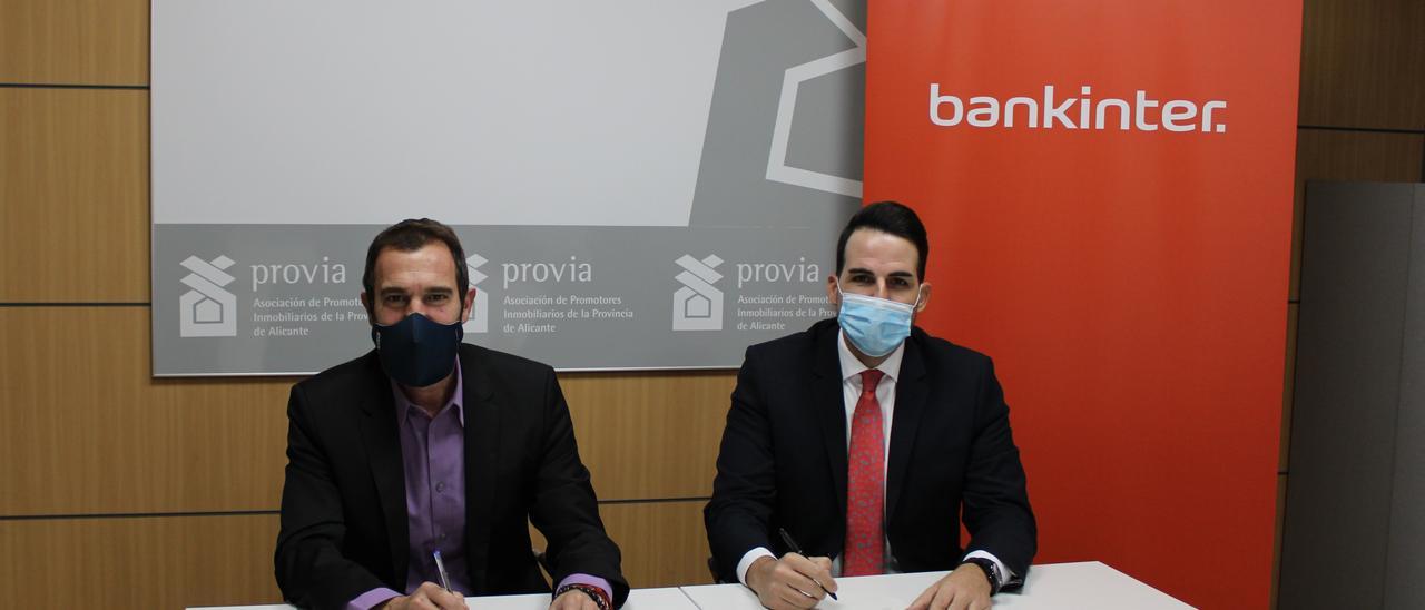 La firma del convenio entre los responsables de Bankinter y Provia.