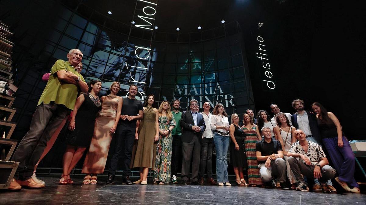 Foto de familia de la presentación de la ópera 'María Moliner' en el Auditorio de Tenerife.