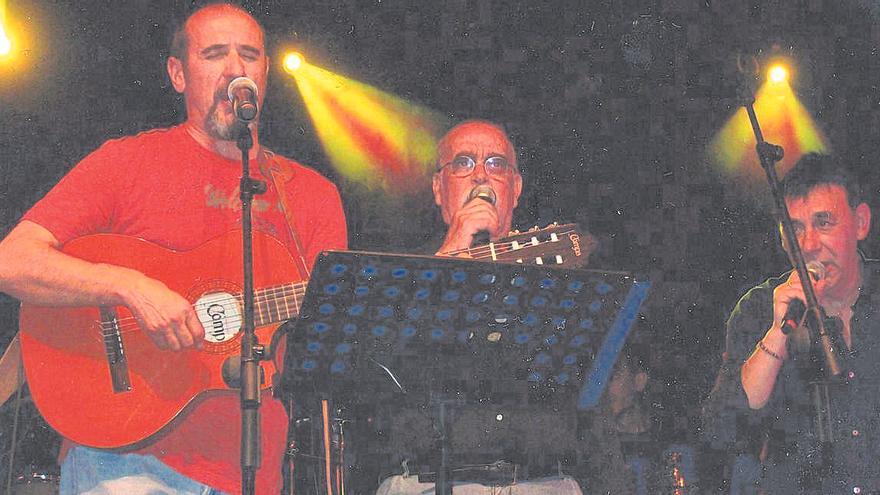 Carbonell con Labordeta y Eduardo Paz.