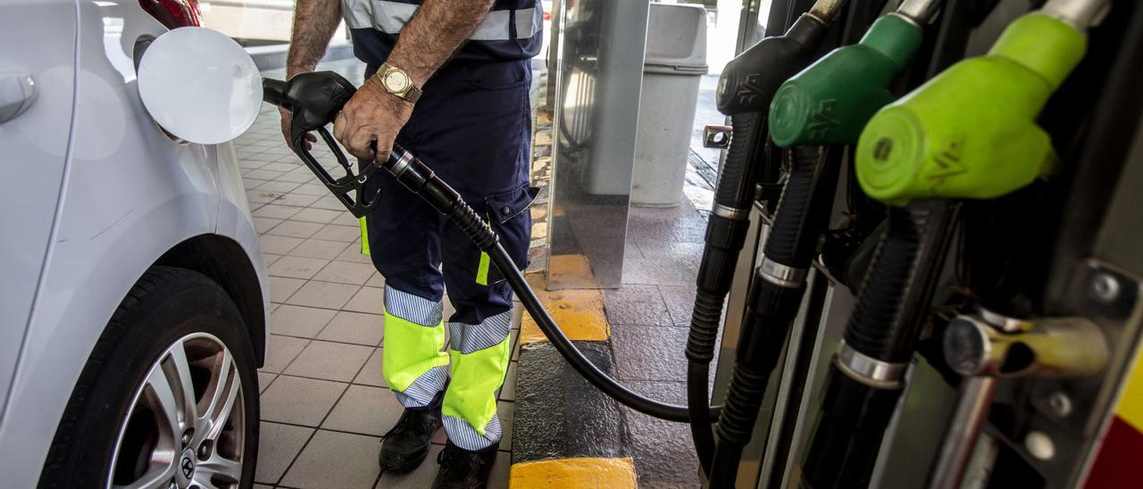 Un trabajador llena el depósito de un vehículo en una gasolinera valenciana.