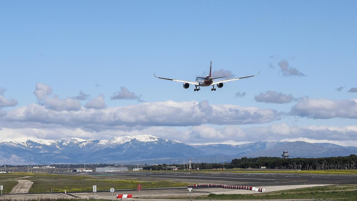El aeropuerto de El Prat Barcelona prevé casi 5.000 vuelos hasta el lunes, un 8,8% más que en Semana Santa de 2024