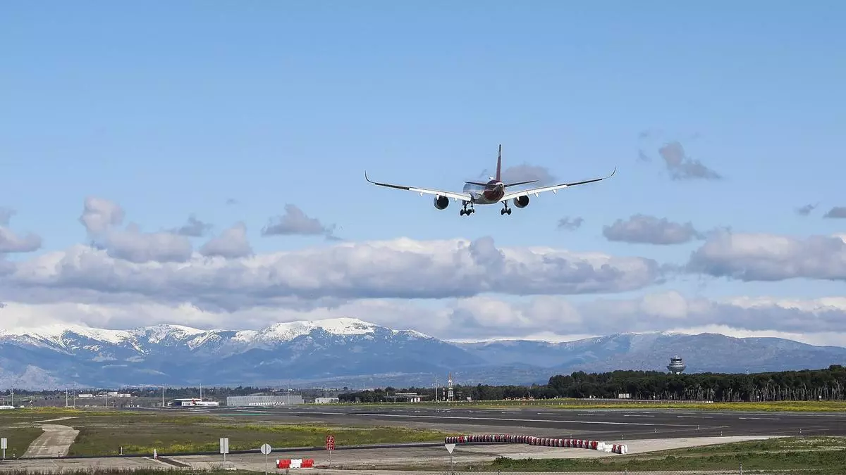 El aeropuerto de El Prat Barcelona prevé casi 5.000 vuelos hasta el lunes, un 8,8% más que en 2024