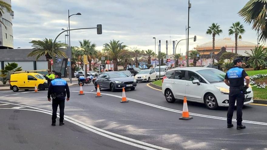 Colas y restricciones de tráfico en Santa Cruz debido al derrame de combustible en la calzada