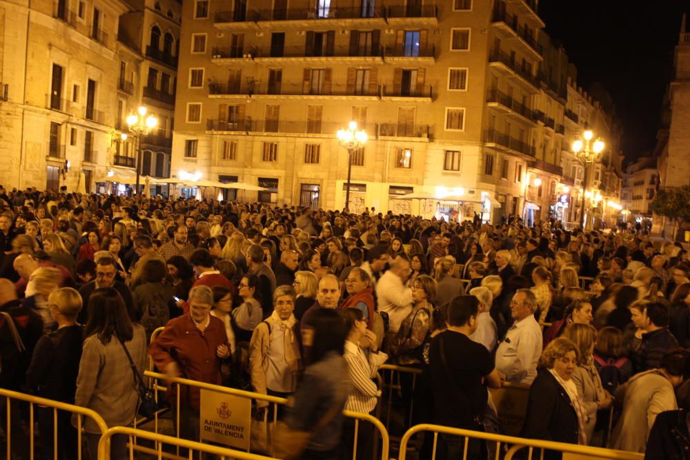 Besamanos de la Virgen de los Desamparados hasta la madrugada