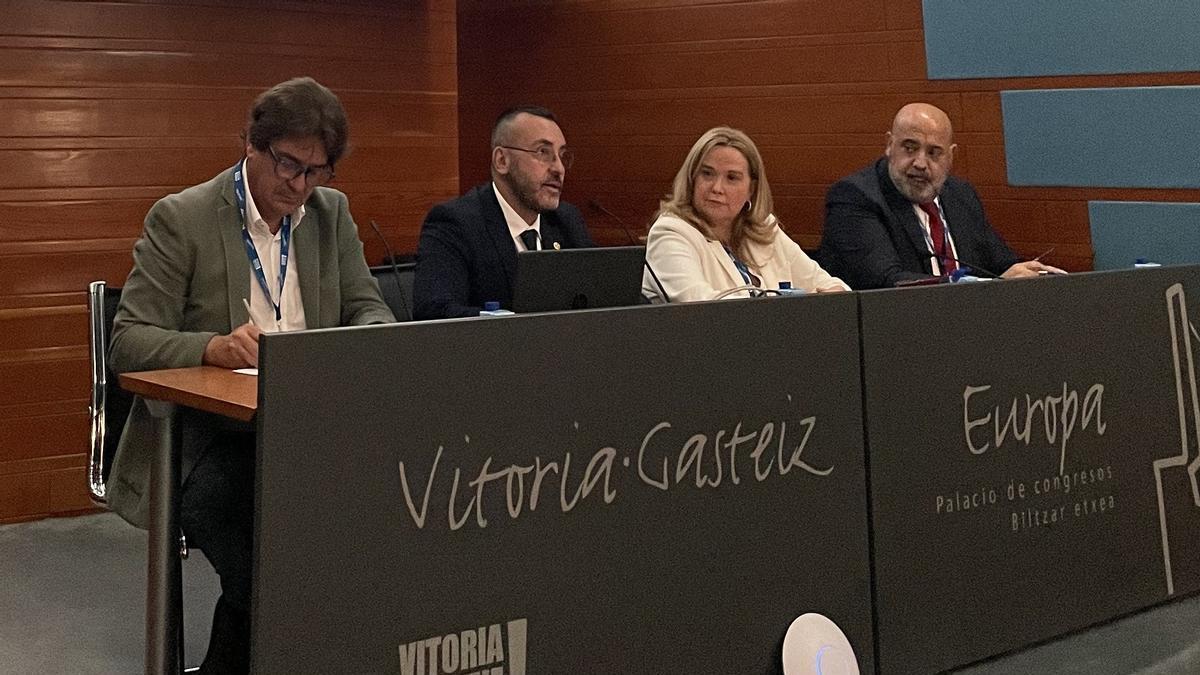 El alcalde, José Benlloch (segundo por la izquierda), durante su intervención en la cumbre de Vitoria.