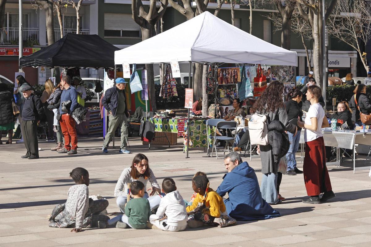 La fira solidària contra la mutilació genital femenina a Girona del 2024.