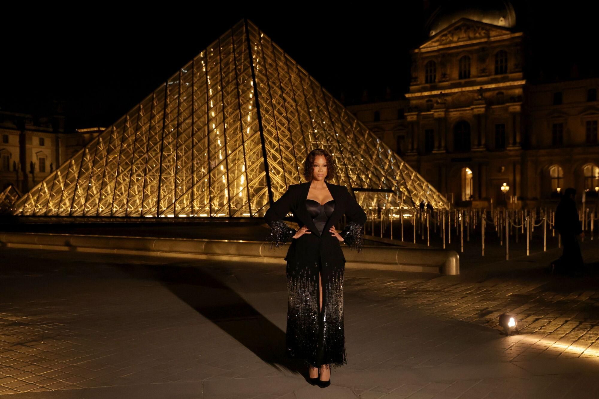 Paris (France), 04/03/2025.- US television personality and producer Tyra Banks arrives for the 'Le Grand Diner du Louvre' at the Louvre Museum in Paris, France, 04 March 2025. The Louvre Museum is hosting the gala dinner to mark the official opening of Paris Fashion Week and to raise funds to support the Louvre's restoration projects, educational programs, and initiatives aimed at making the museum more accessible to a broader audience. (Moda, Francia) EFE/EPA/TERESA SUAREZ