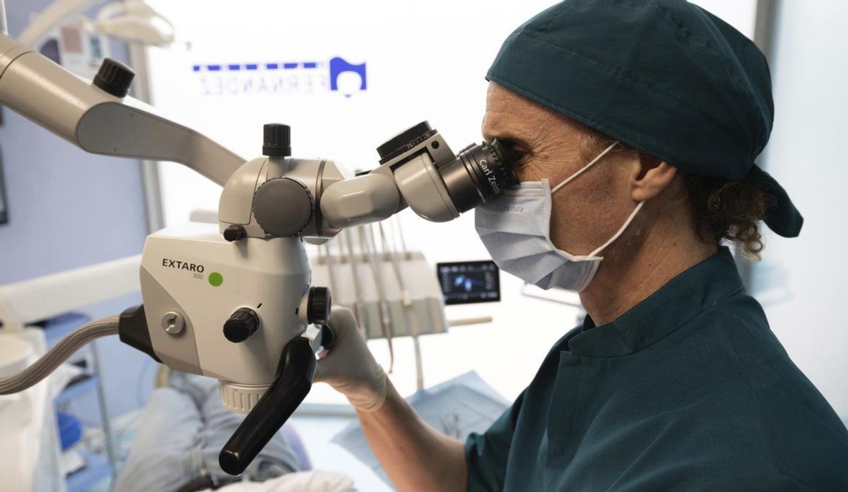 El doctor Alberto Fernández es especialista en implantología y regeneración ósea. | FIRMA FOTÓGRAFO
