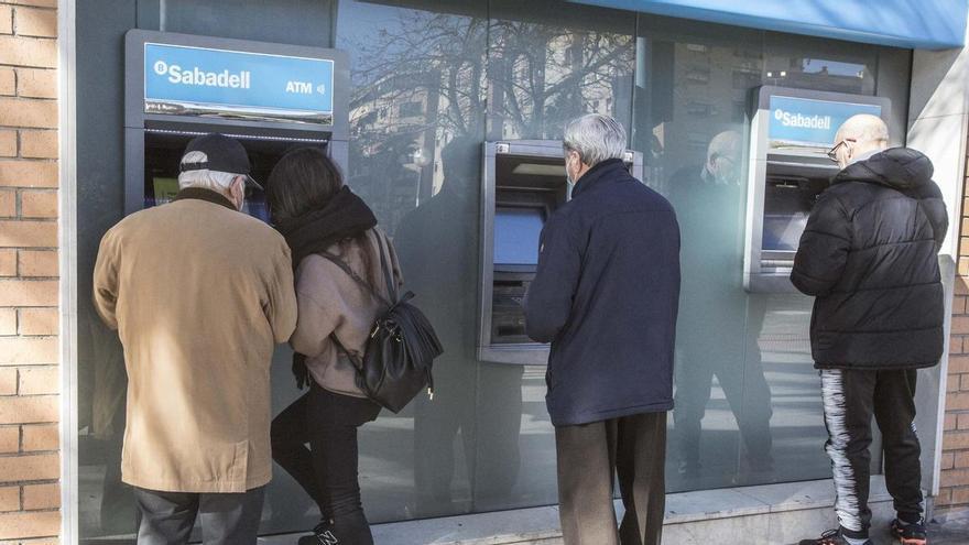 La red de sucursales de BBVA y Banco Sabadell se solapa en 62 códigos postales de la provincia