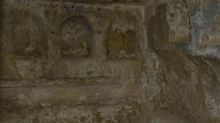 Interior de la capilla rupestre hallada en el barrio de San Roque, con siete hornacinas.