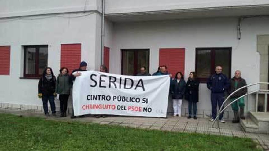 Los trabajadores del Serida, manifestándose ayer en Grado.