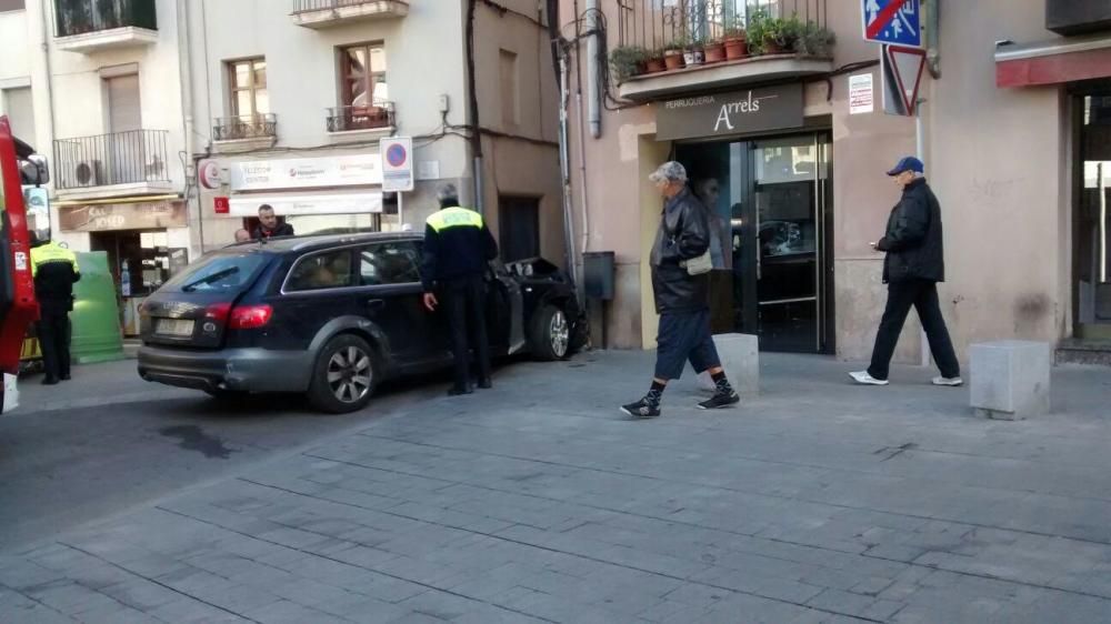 Un cotxe s'estampa a la plaça Infants de Manresa