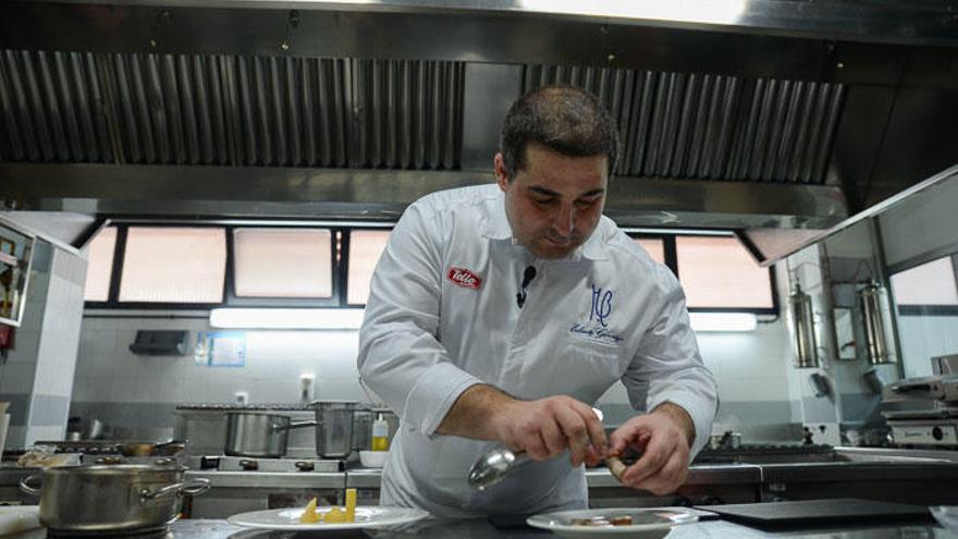 Erlantz Gorostiza, chef 2 Estrellas Michelin, prepara menús solidarios