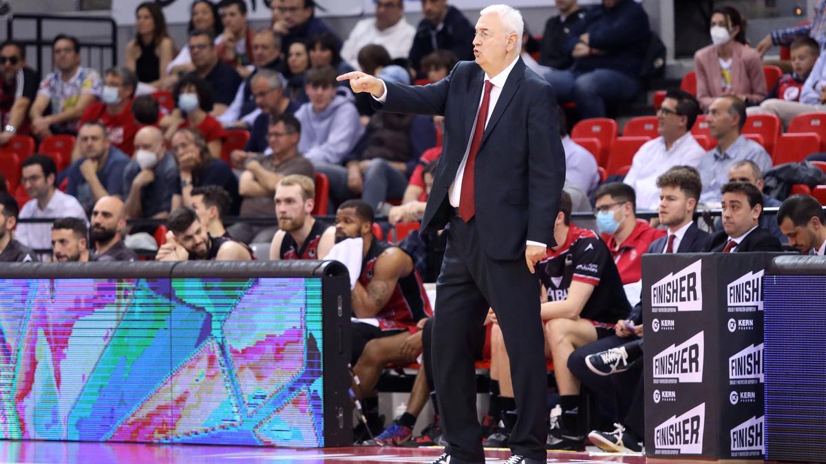 Dragan Sakota da instrucciones durante el partido ante el Bilbao Basket.