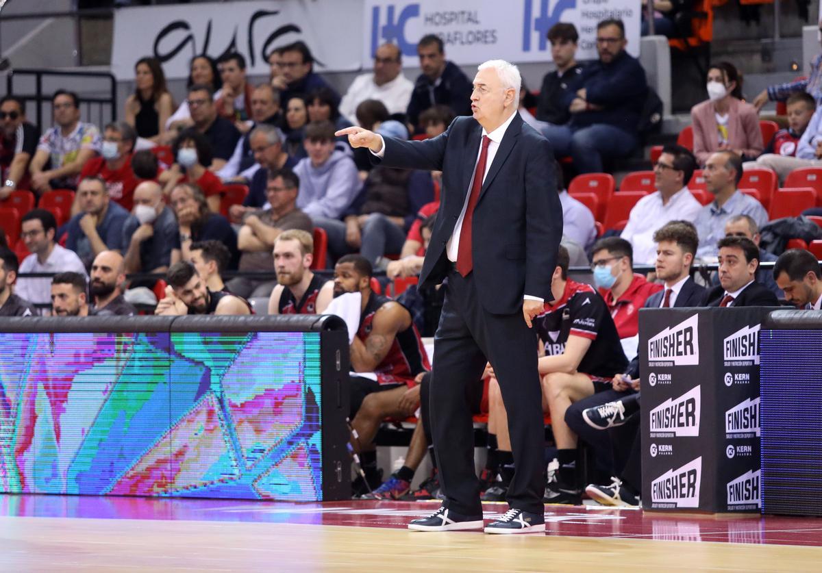 Dragan Sakota da instrucciones durante el partido ante el Bilbao Basket.