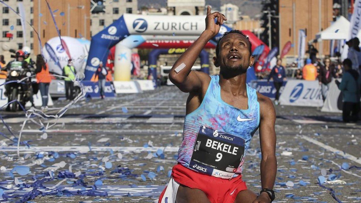 Bekele celebra su victoria y récord en la Marató de Barcelona