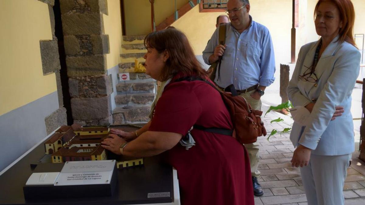 Sandra Santana, de la ONCE, ante la maqueta. | | E.D.