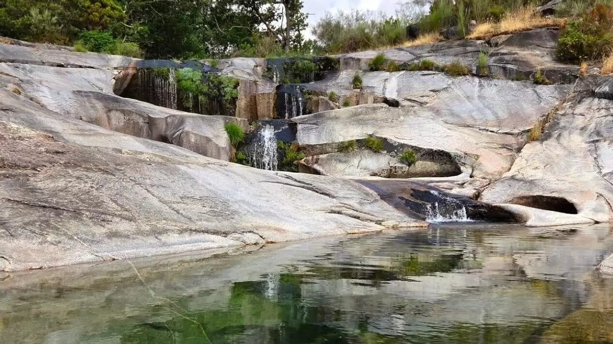 Las pozas de agua esmeralda ocultas en la montaña gallega: el baño perfecto del verano a poco más de una hora de Santiago