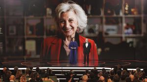 Archivo - El presidente de la Academia del Cine, Fernando Méndez-Leite (d) y María Isasi (i), hija de la actriz, durante el homenaje a Marisa Paredes