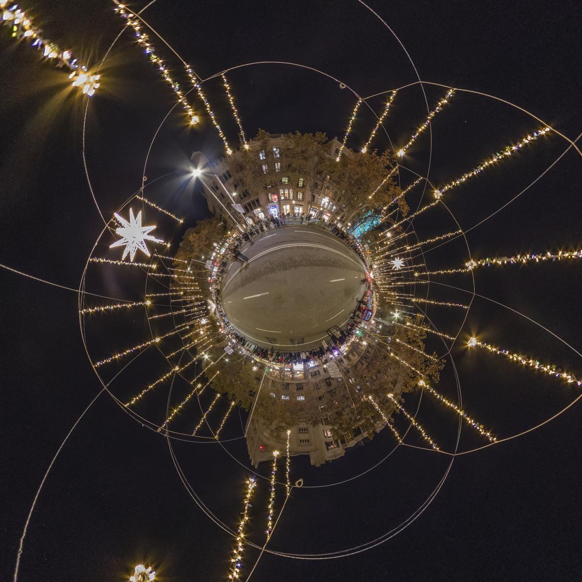 Encendido de las luces de navidad delante de la casa Batlló en 360º