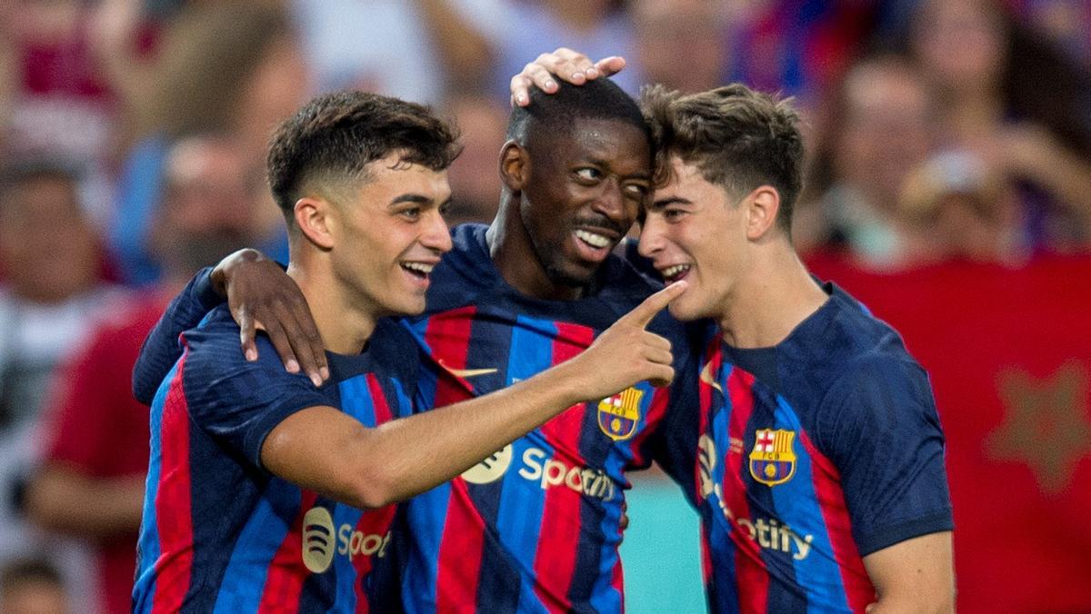 Pedri, Dembélé y Gavi celebran un gol contra el Pumas en el Gamper.