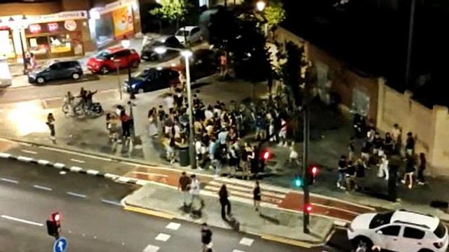 Una imagen de uno de los botellones, el viernes pasado. | LEVANTE-EMV