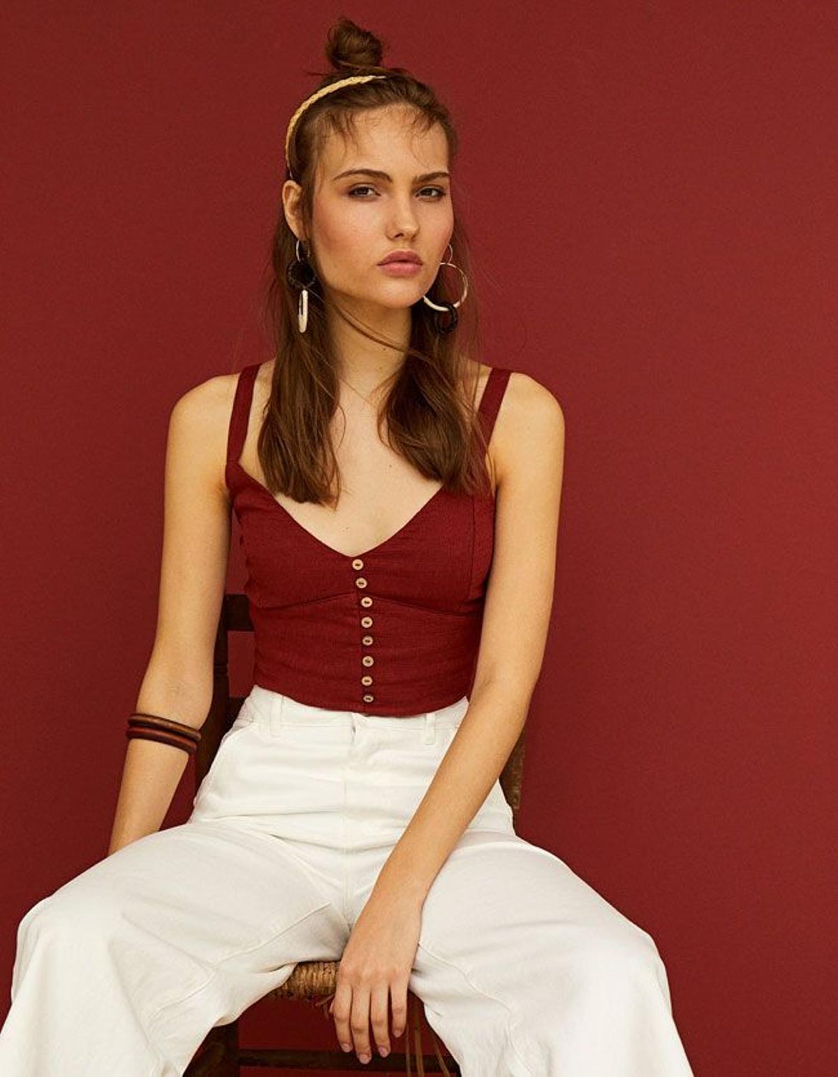 Peinados de verano en Stradivarius: moño con 'half bun' con diadema