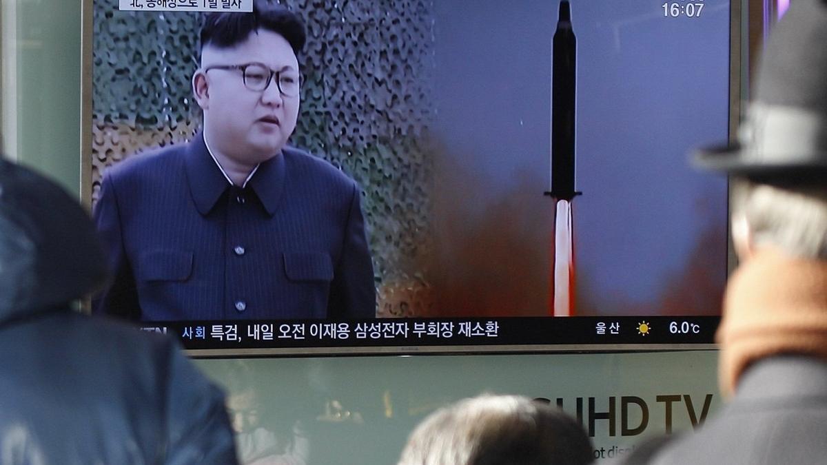 Ciudadanos surcoreanos miran un informativo sobre el lanzamiento del misil, este domingo en Seúl.