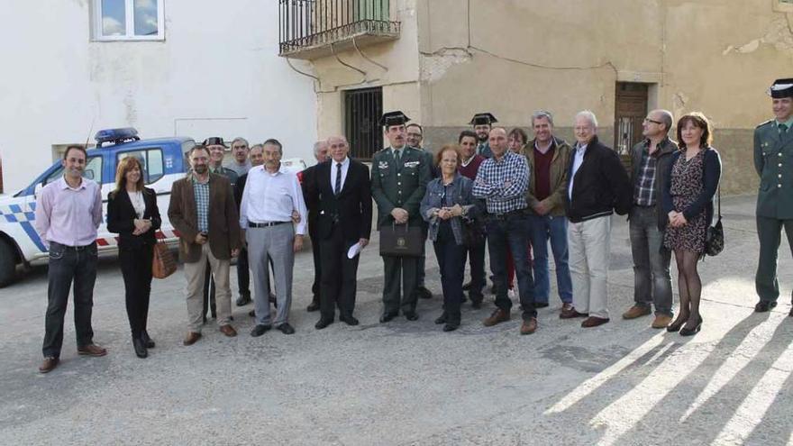 El subdelegado del Gobierno y el jefe de la Guardia Civil de Zamora posan con los alcaldes de la comarca.