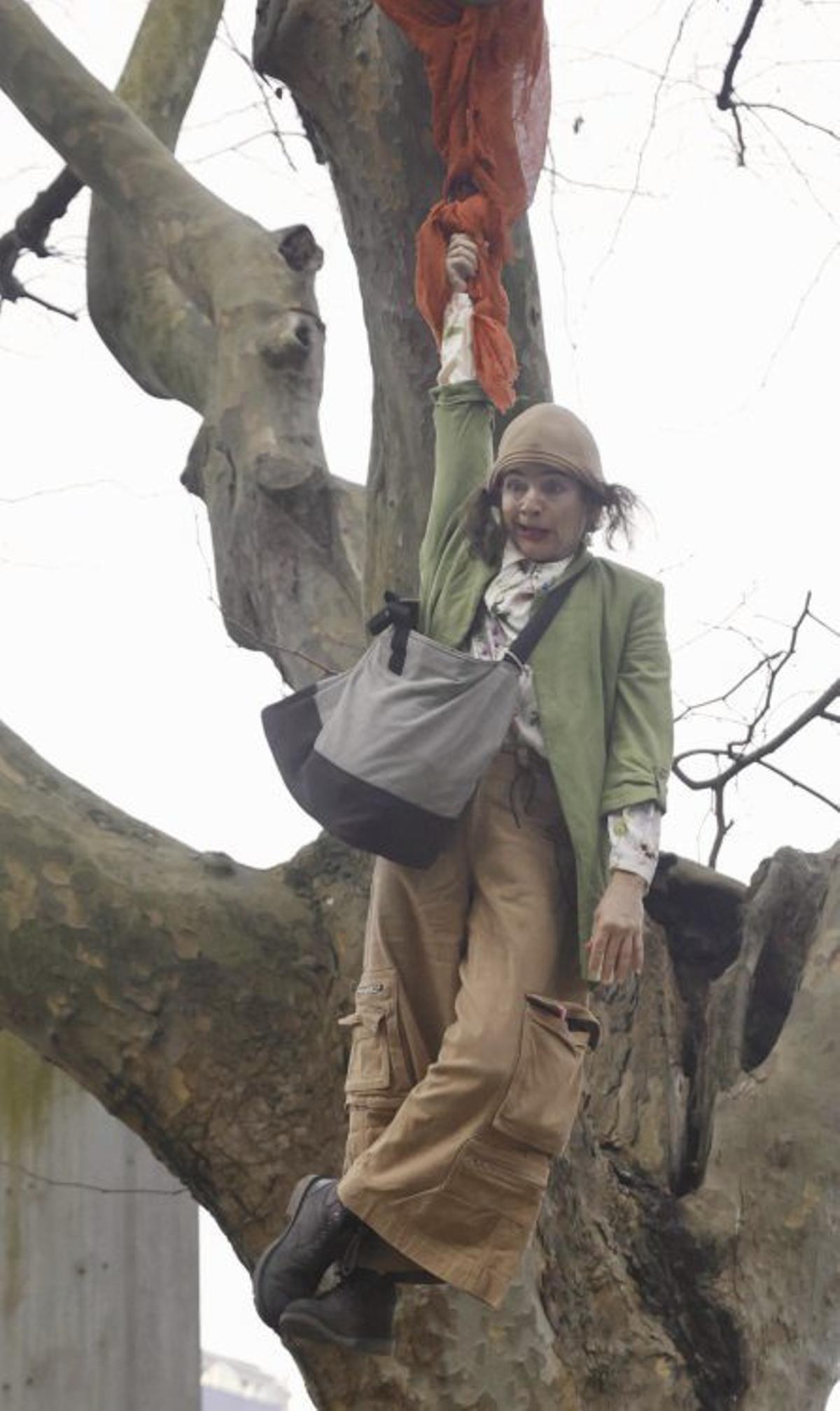 La compañía «Spinish Circo», ayer, ofreciendo el espectáculo de acrobacias «Fins al cel» en los Jardines del Naútico, en Gijón. | MARCOS LEÓN