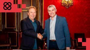 El presidente de la Cambra de Comerç de Barcelona, Josep Santacreu (izquierda), y el consejero delegado de Veolia en España, Daniel Tugues, tras la firma para la incoporación de la empresa como socio institucional de la Cambra.