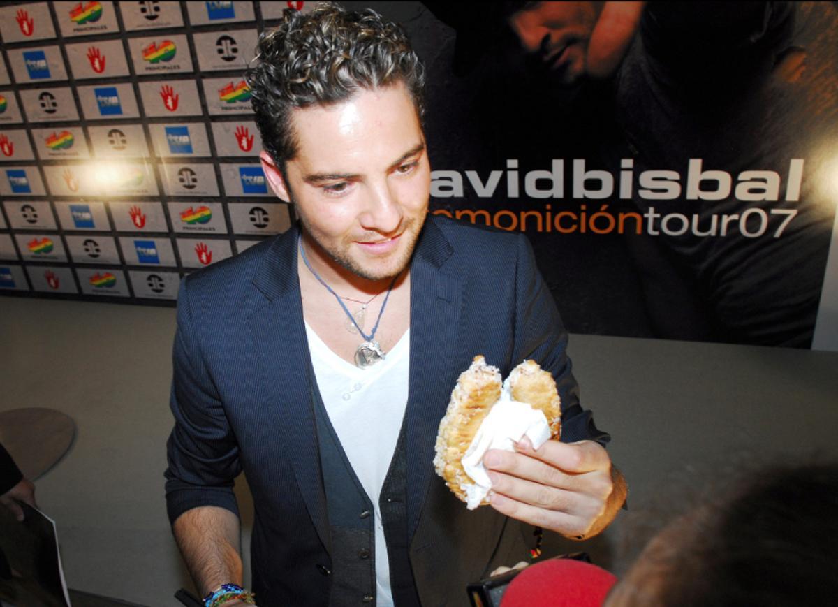 David Bisbal comiendo en un photocall