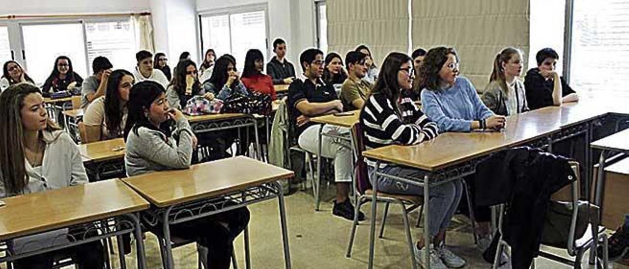 Alumnes de l&#039;institut palmesÃ  atenen una xerrada.
