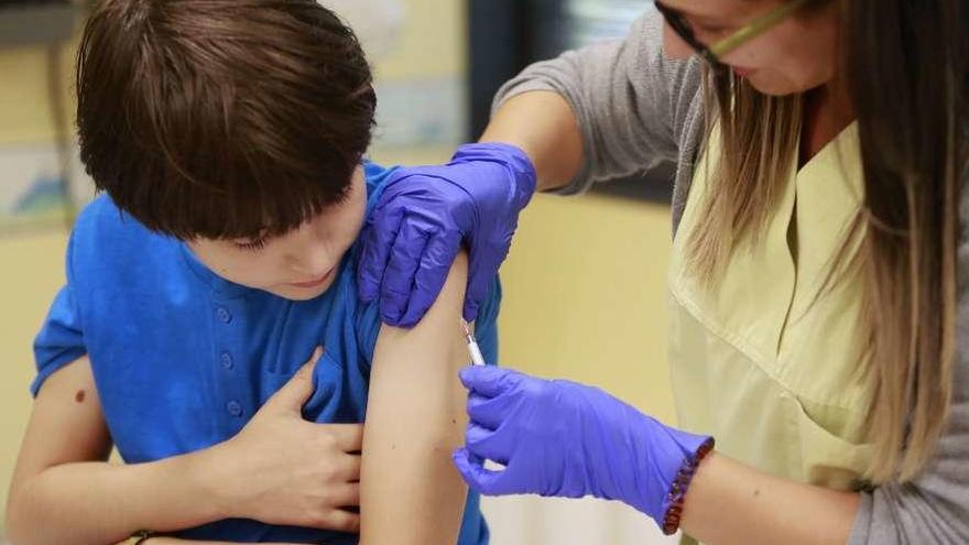 Un niño se vacuna en un centro de salud.