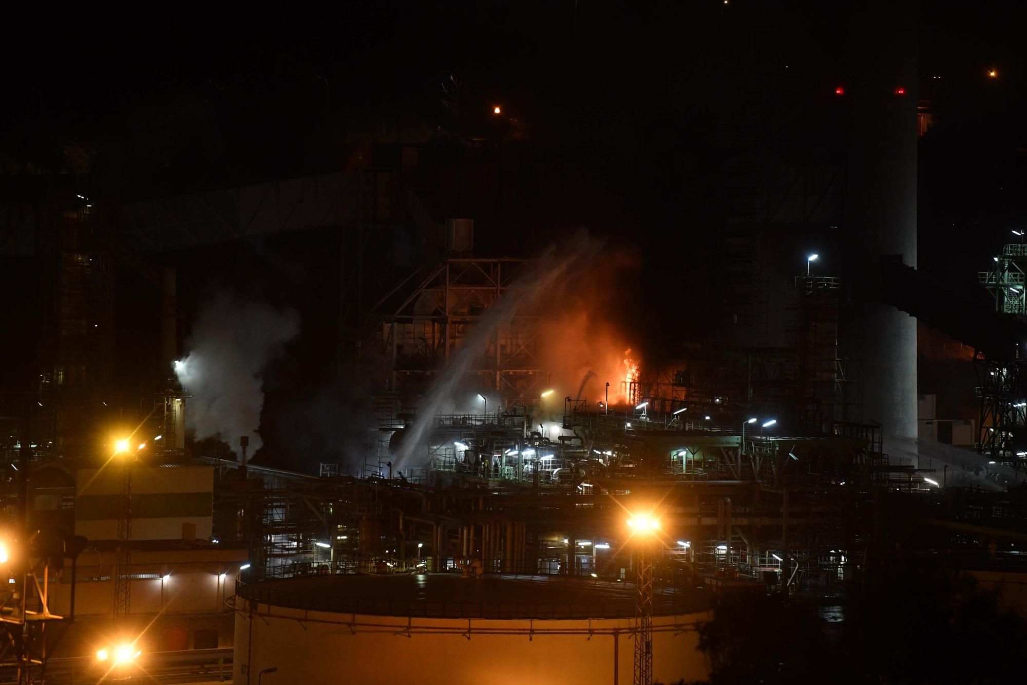 Fuego en la refinería de A Coruña