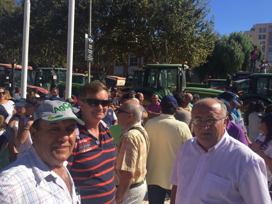 Protesta de agricultores en la Asamblea Regional