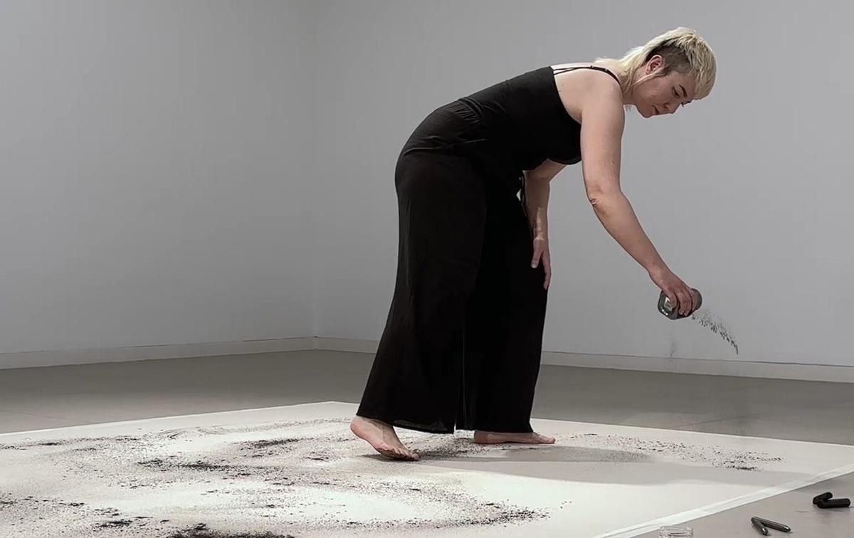 Otra de las imágenes en la que la artista inicia la performance que se proyecta en el vídeo. | LP / DLP
