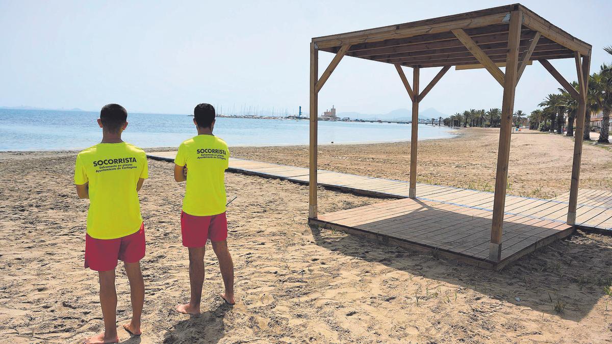 Dos socorristas vigilan la playa vacía de Los Urrutias, esta semana.
