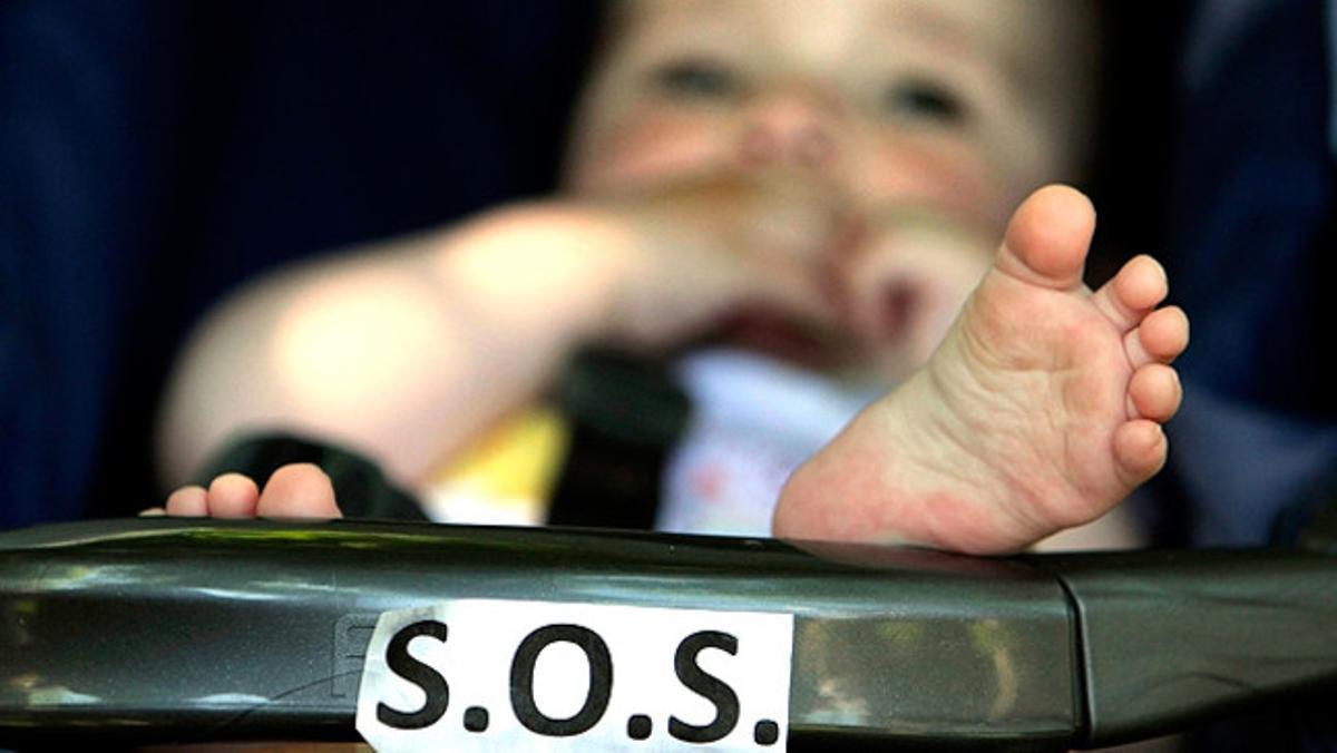 Durant una manifestació en Romania contra les retallades de l’ajuda econòmica per a les famílies pobres, aquest bebè va ser presentat com a símbol de la protesta.