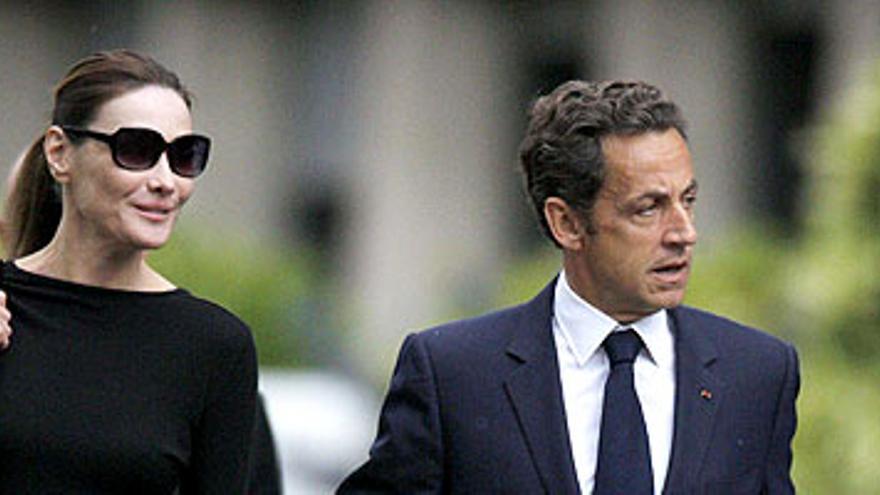 Sarkozy abandona a pie el hospital tras pasar la noche en observación
