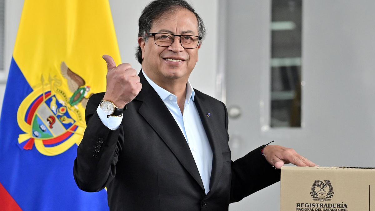 GHustavo Petro vota en los comicios regionales de Colombia.
