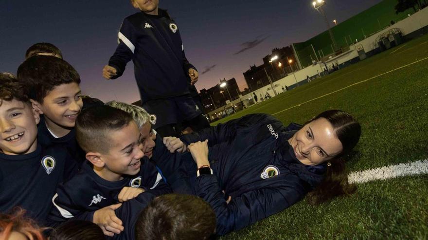 La otra forma de enseñar fútbol: Celia Camarasa, entrenadora de los benjamines del Hércules